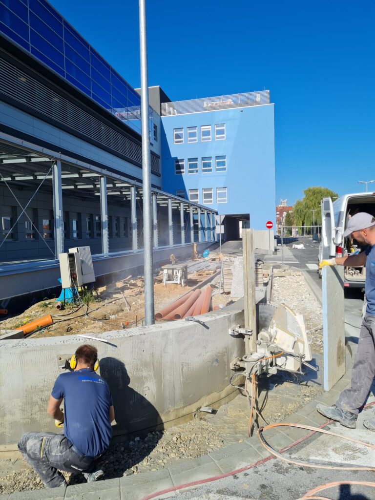 Rezanje betonskog zida po okomici